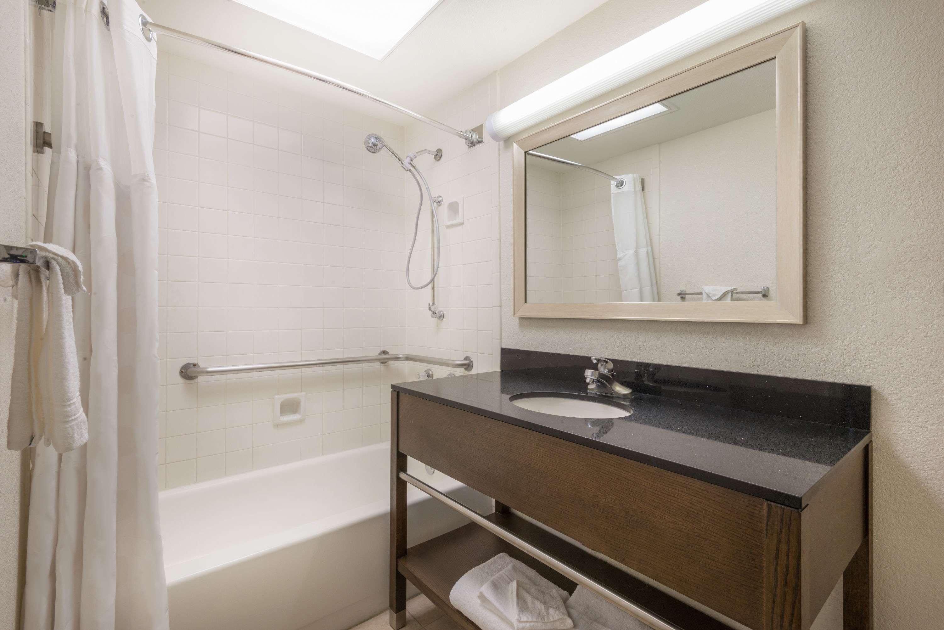 Ramada By Wyndham Airport Hotel 2*