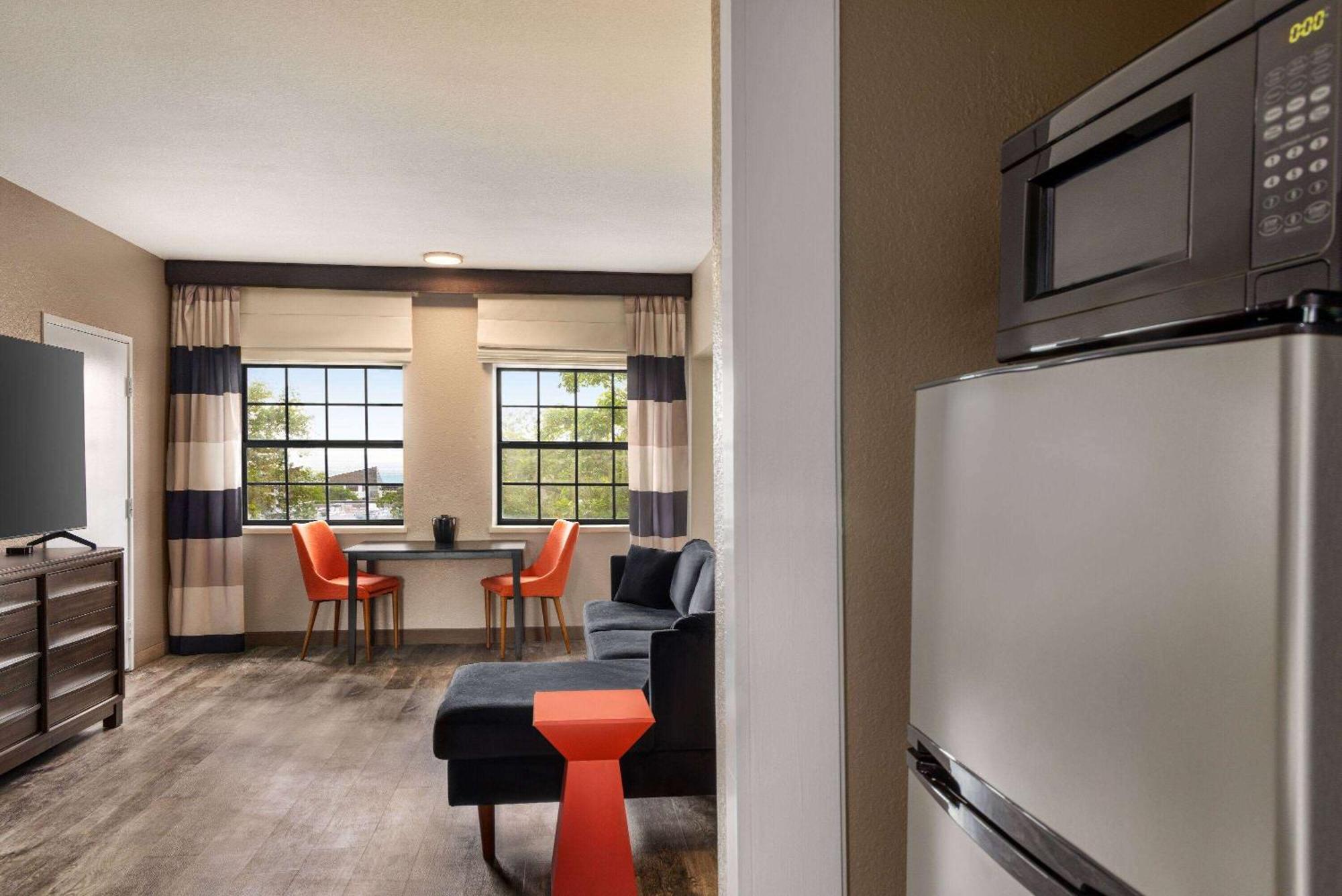 Ramada By Wyndham Airport 2*