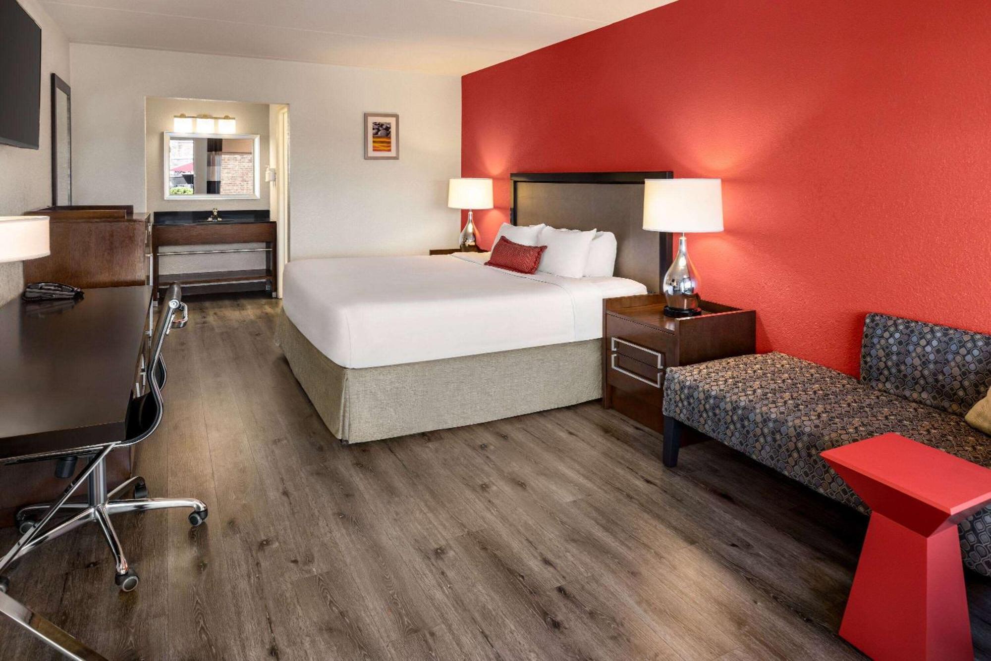 Hotel Ramada By Wyndham Airport 2*