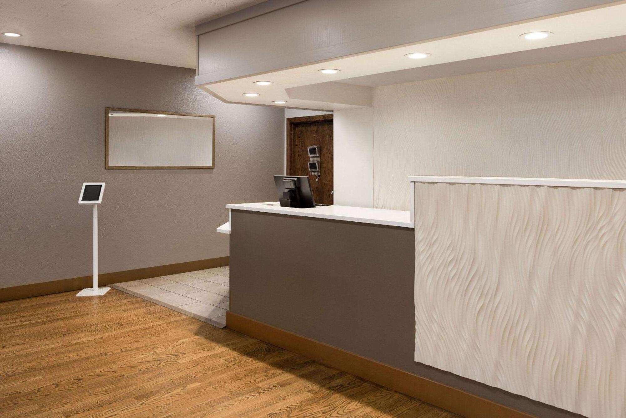 Ramada By Wyndham Airport Hotel Albuquerque