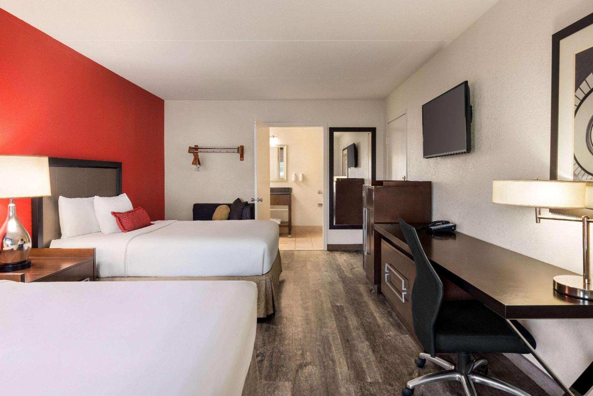 Ramada By Wyndham Airport Hotel 2*