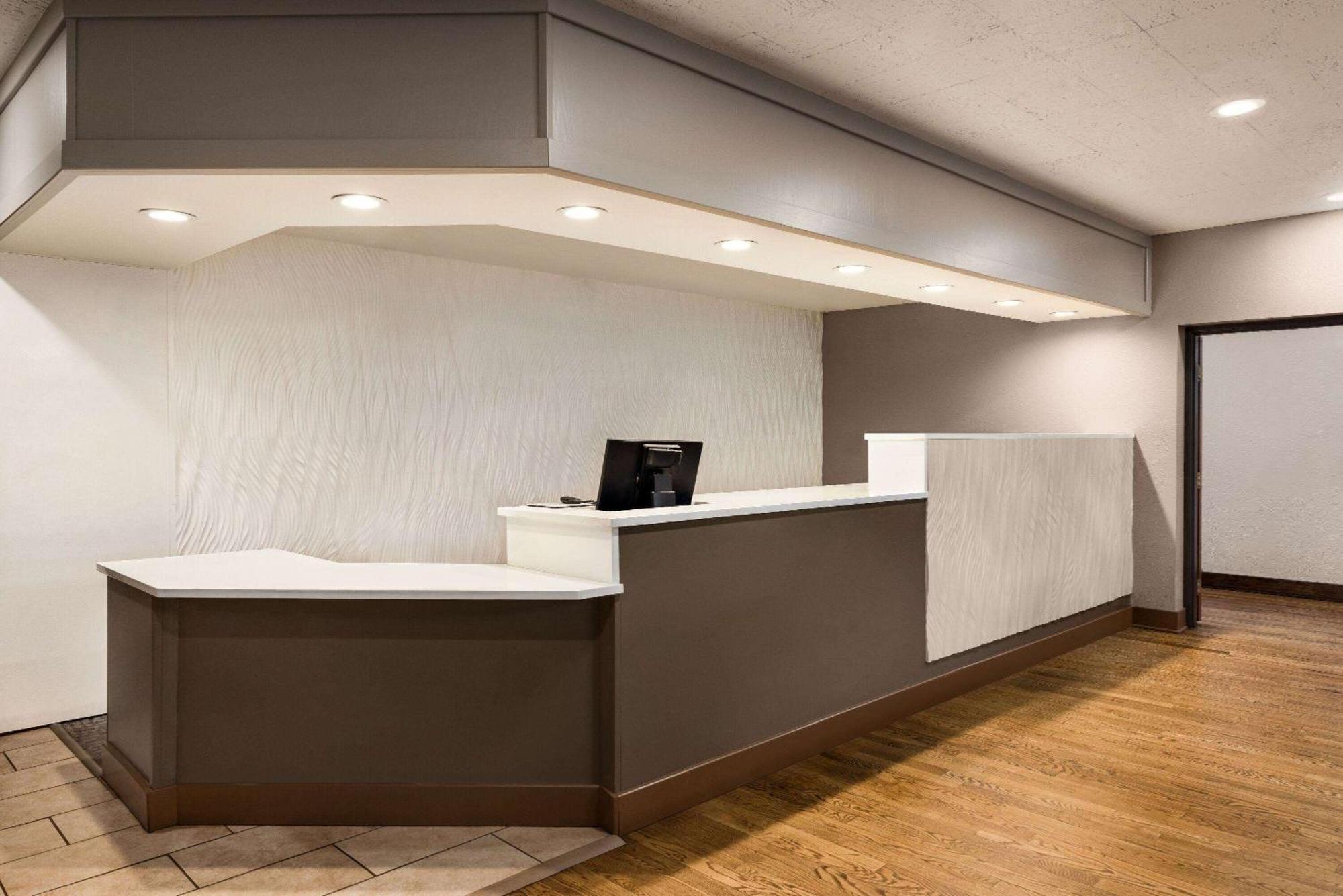 Ramada By Wyndham Airport Hotel Albuquerque