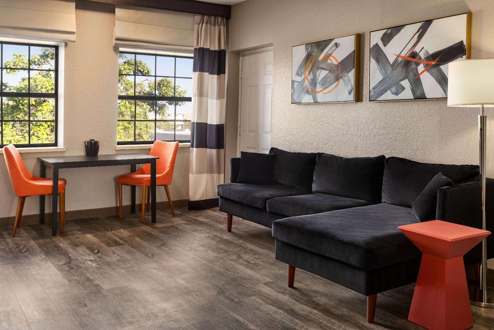 Hotel Ramada By Wyndham Airport