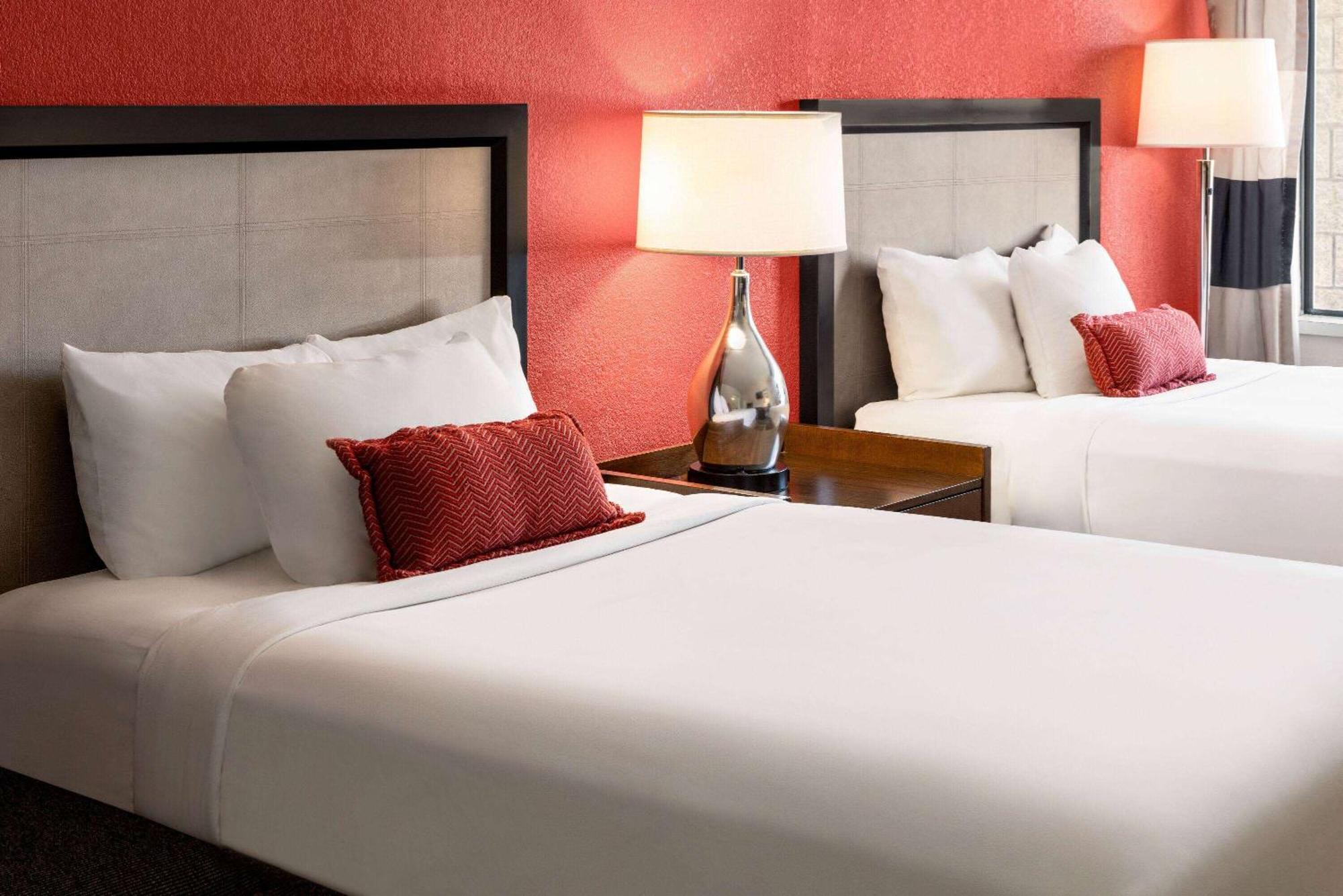 Ramada By Wyndham Airport 2*