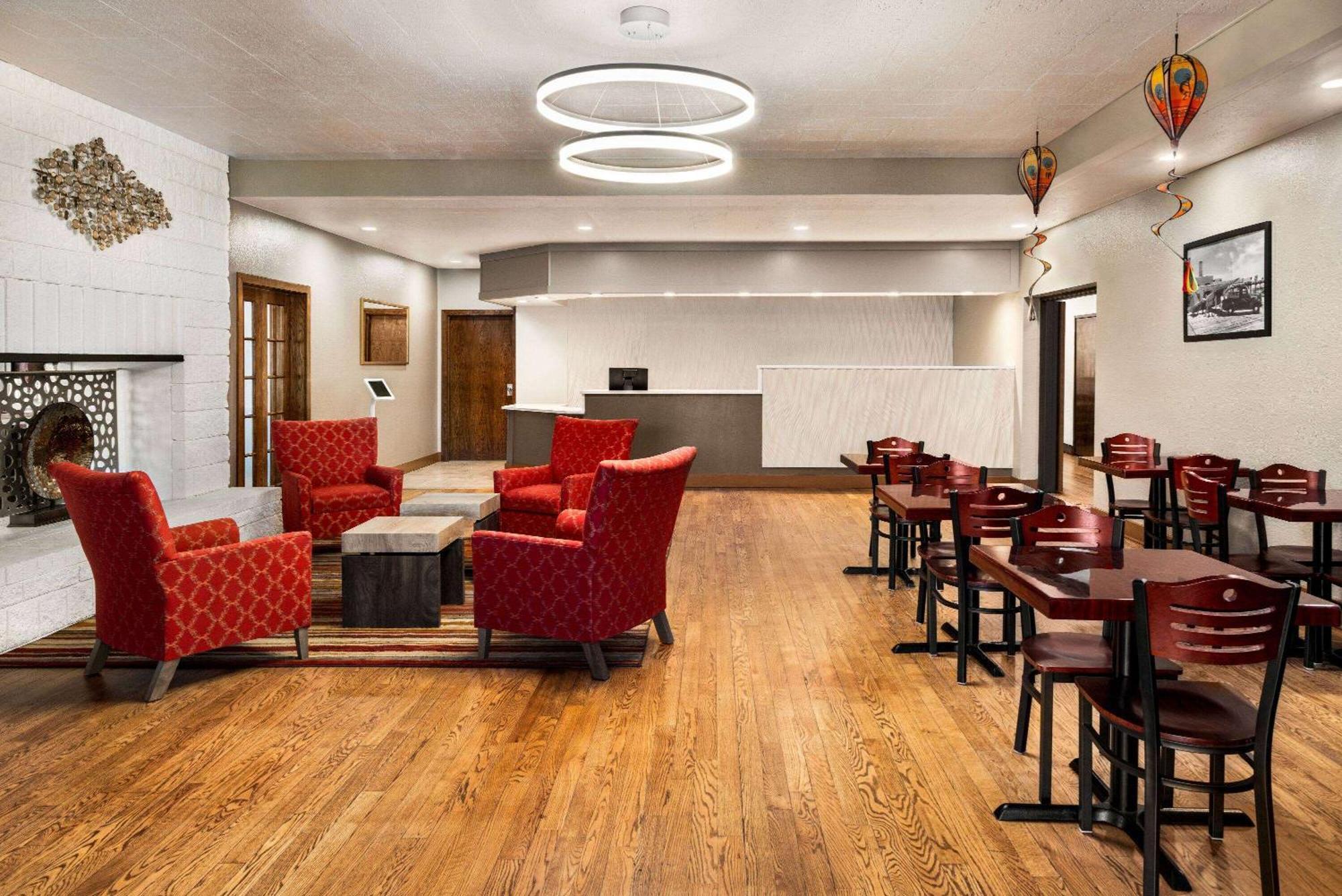 Ramada By Wyndham Airport 2*