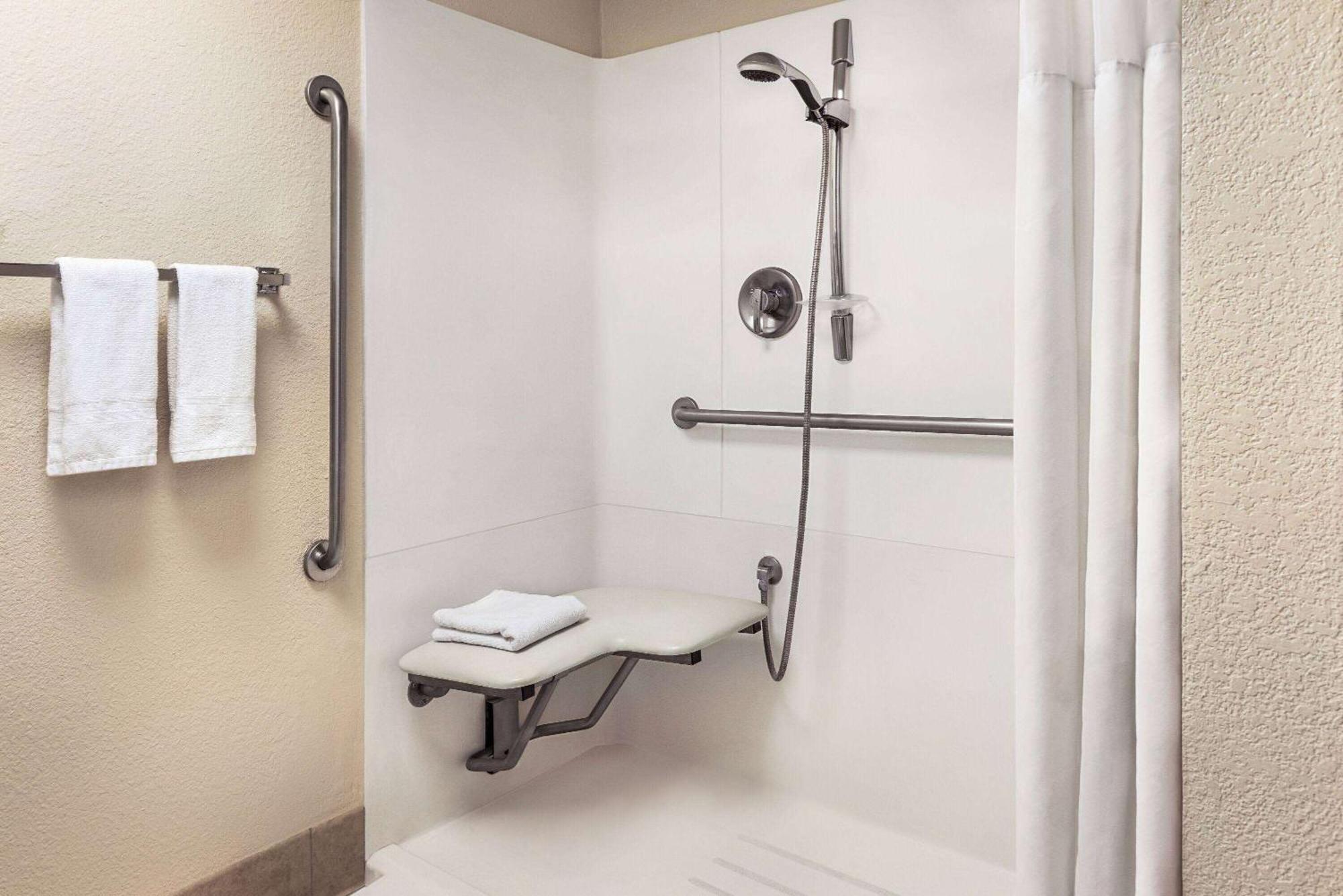 Ramada By Wyndham Airport Hotel 2*