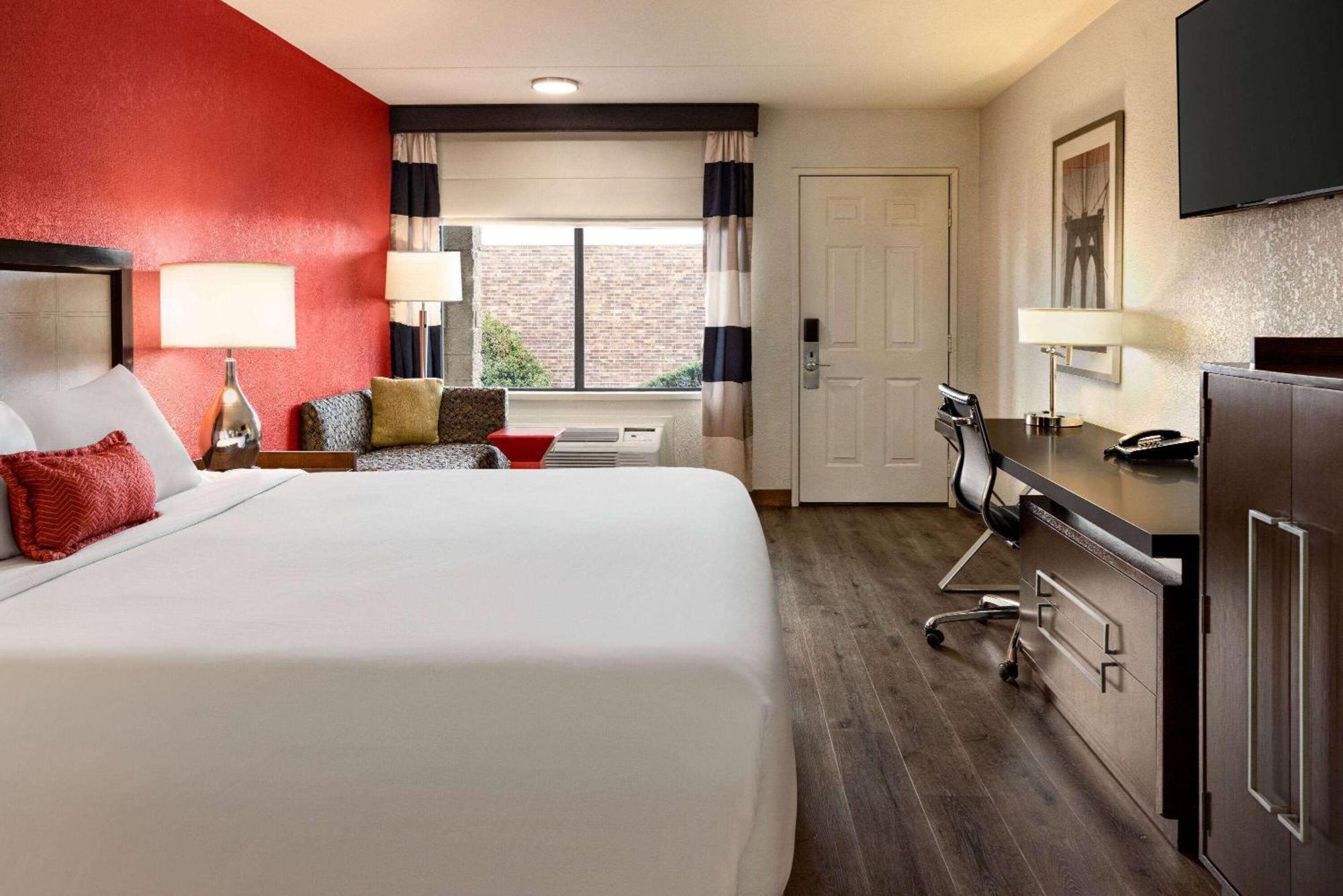 Ramada By Wyndham Airport Hotel 2*