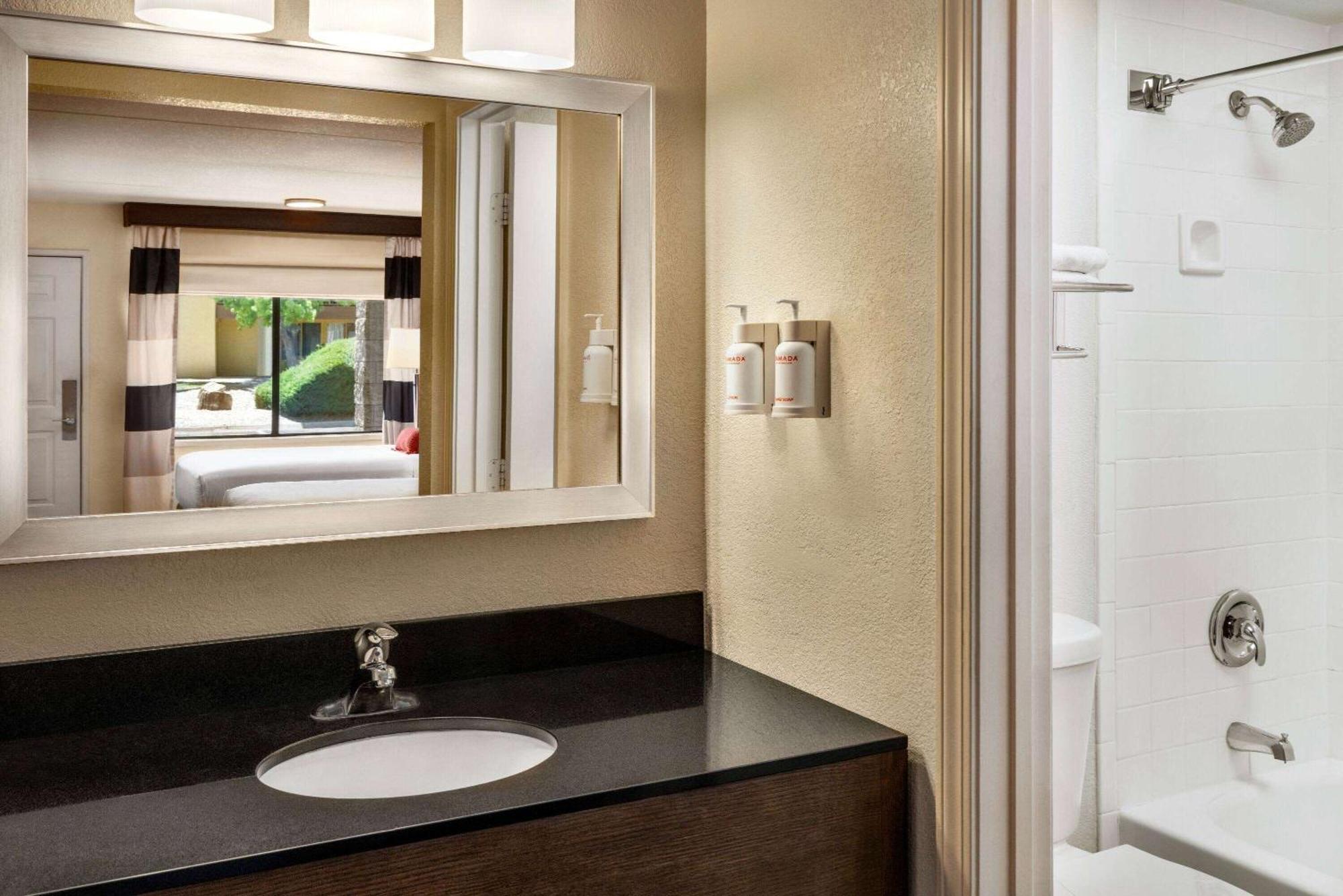 Ramada By Wyndham Airport Hotel 2*