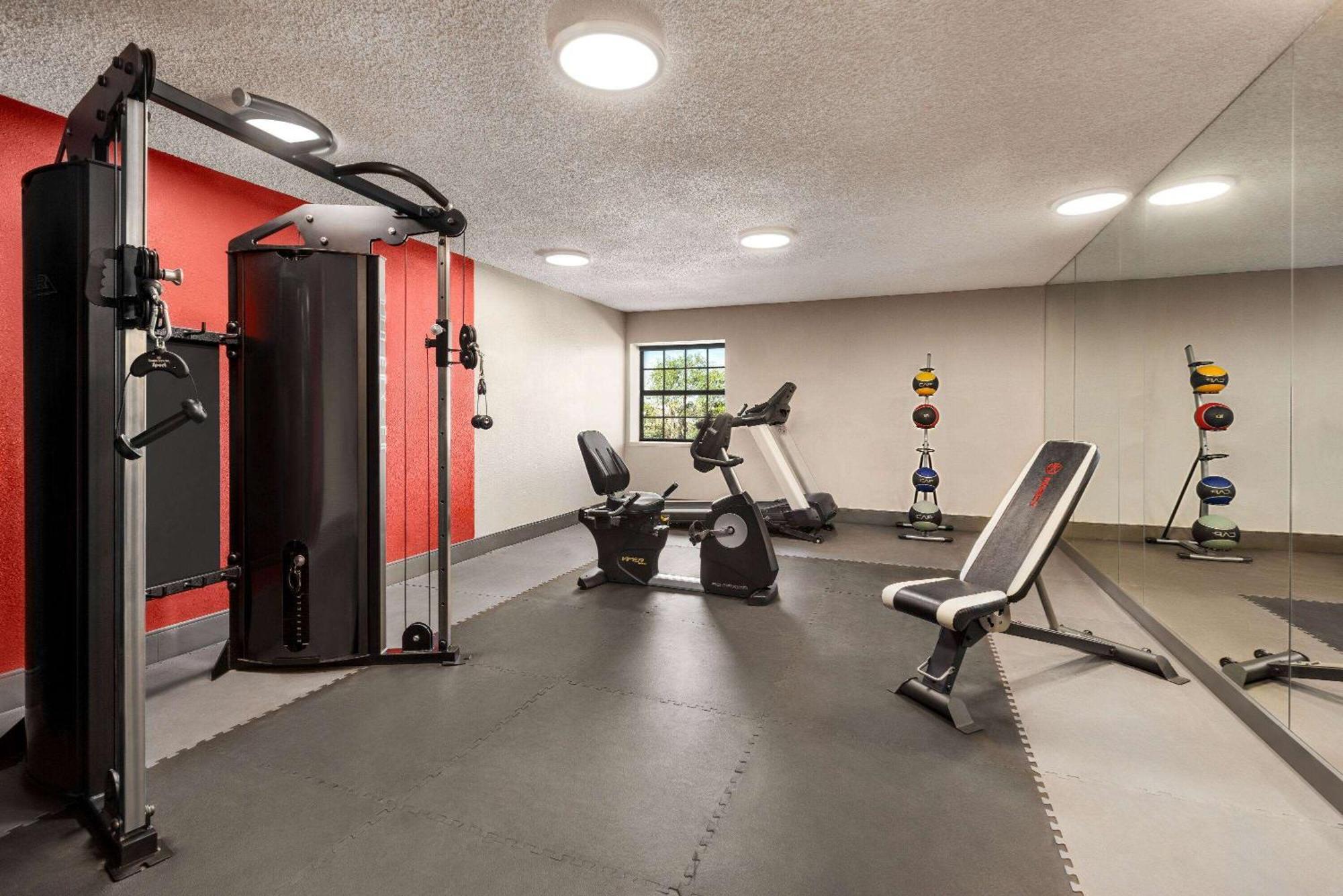 Hotel Ramada By Wyndham Airport 2*