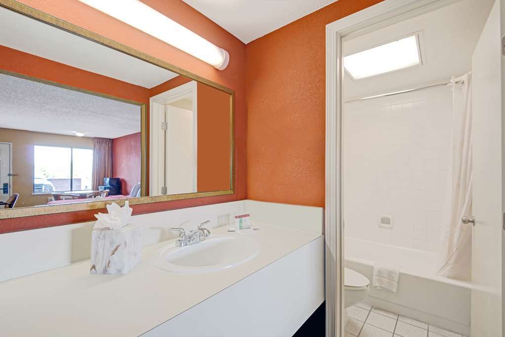 Ramada By Wyndham Airport Hotel 2*