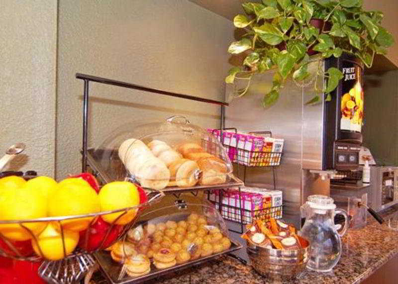 Hotel Ramada By Wyndham Airport 2*