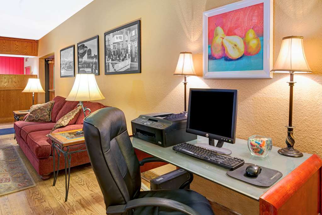 Hotel Ramada By Wyndham Airport 2*