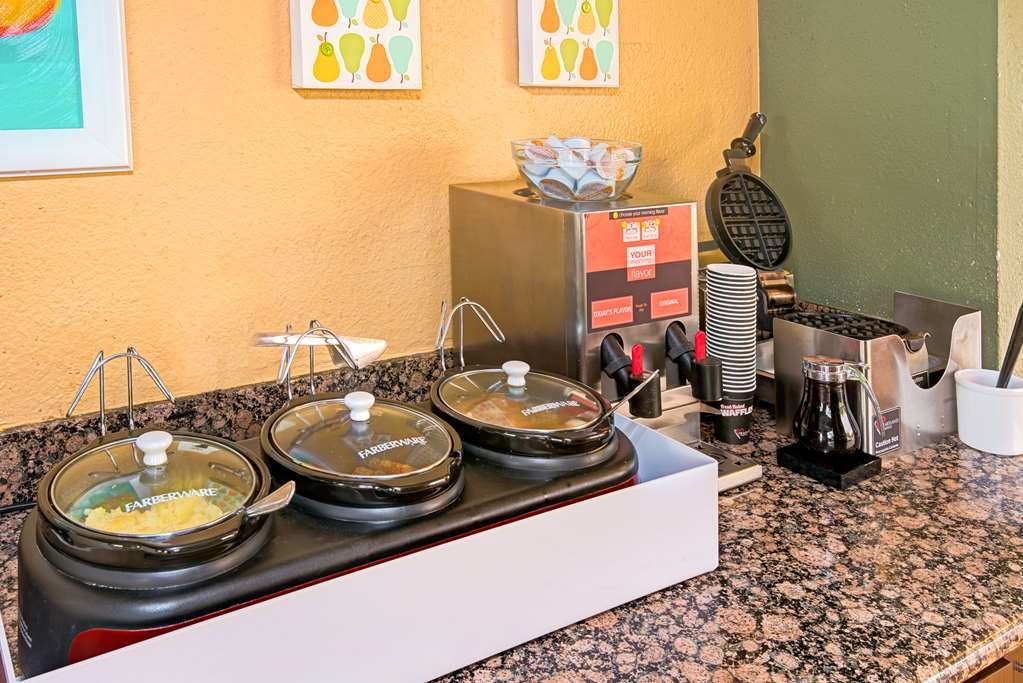 Hotel Ramada By Wyndham Airport 2*