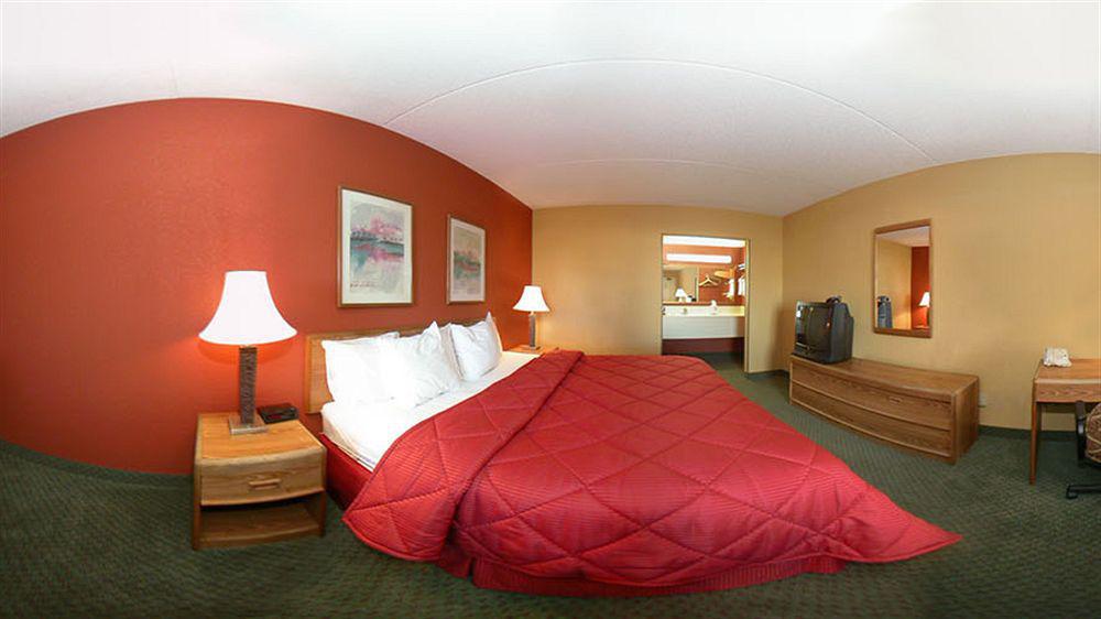 Ramada By Wyndham Airport Hotel 2*