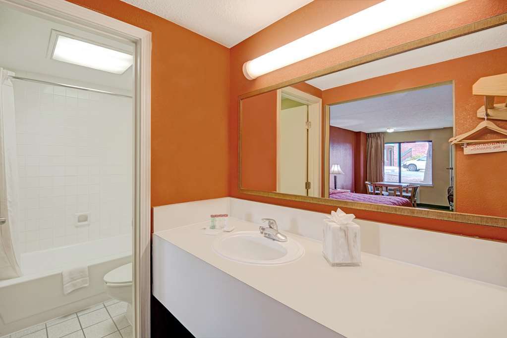 Ramada By Wyndham Airport Hotel 2*