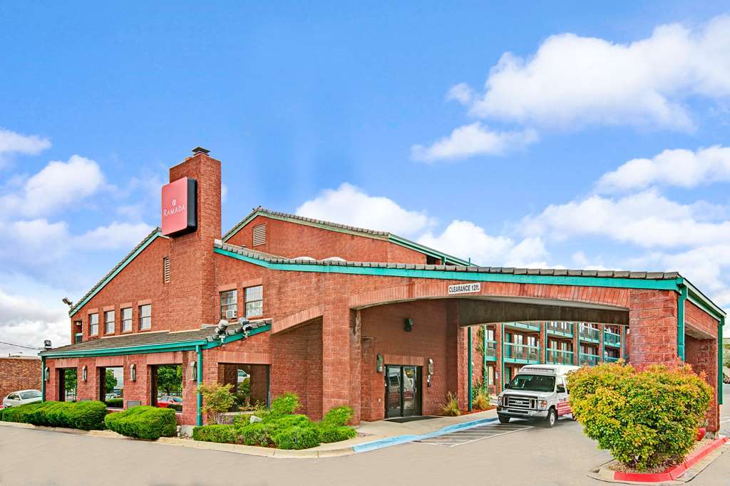 Ramada By Wyndham Airport 2*
